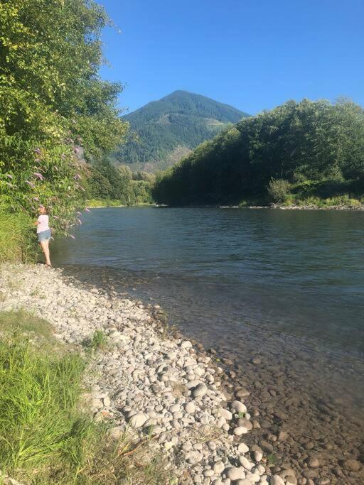 Riverfront Getaway On The Wild And Scenic Chalet *
