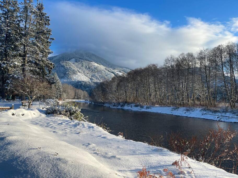 Riverfront Getaway On The Wild And Scenic *