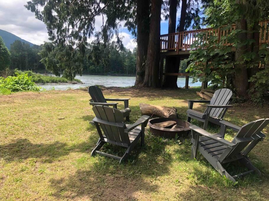 Riverfront Getaway On The Wild And Scenic Chalet