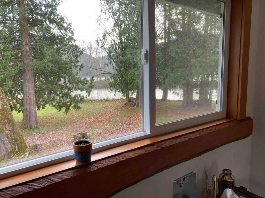 Riverfront Getaway On The Wild And Scenic Chalet Sedro Woolley