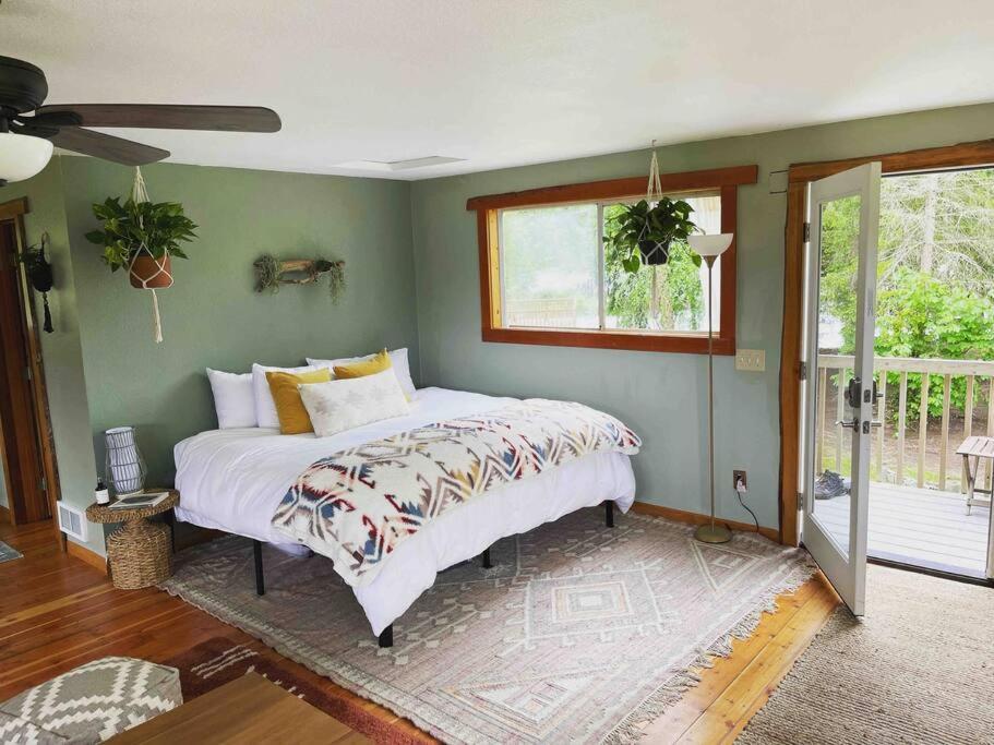 Chalet Riverfront Getaway On The Wild And Scenic