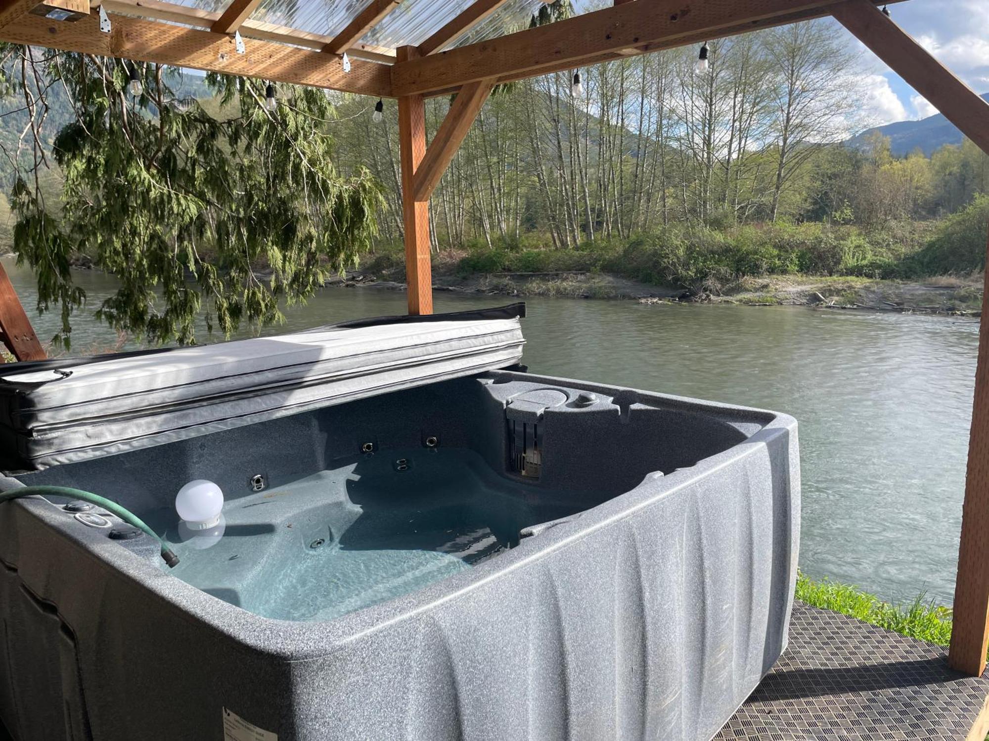 Riverfront Getaway On The Wild And Scenic Chalet